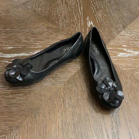 B.O.C. by BORN slip on black ballet flats with decorative flower on toe - Picture 8 of 13